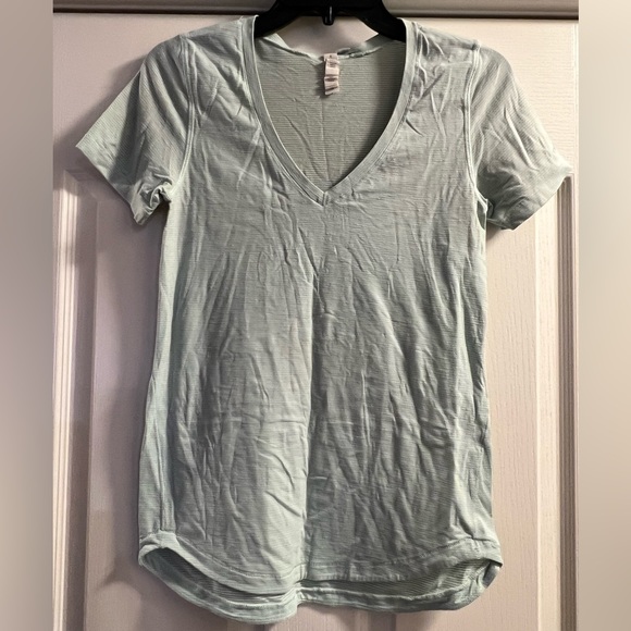 LuluLemon V-Neck Classic Tee - Size 4 - Picture 1 of 4